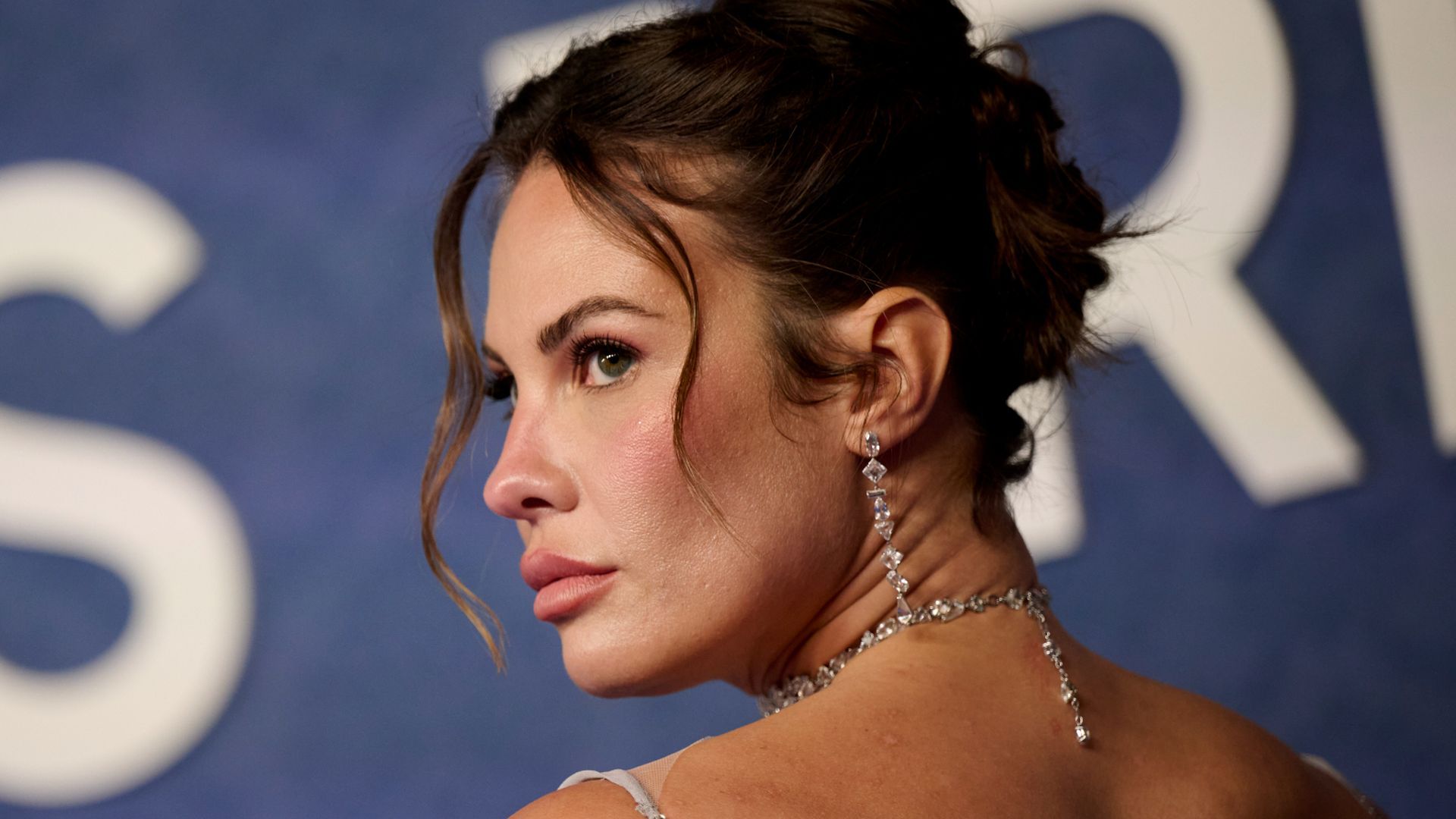 Jessica Bueno deslumbra con su look en la alfombra roja de 'Los Bridgerton'