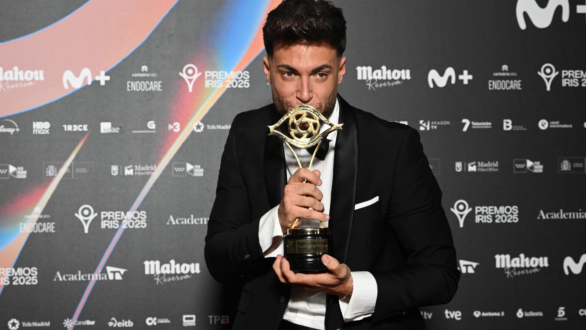 José Carlos Montoya posando con su premio Iris José Carlos Montoya posando con su premio Iris