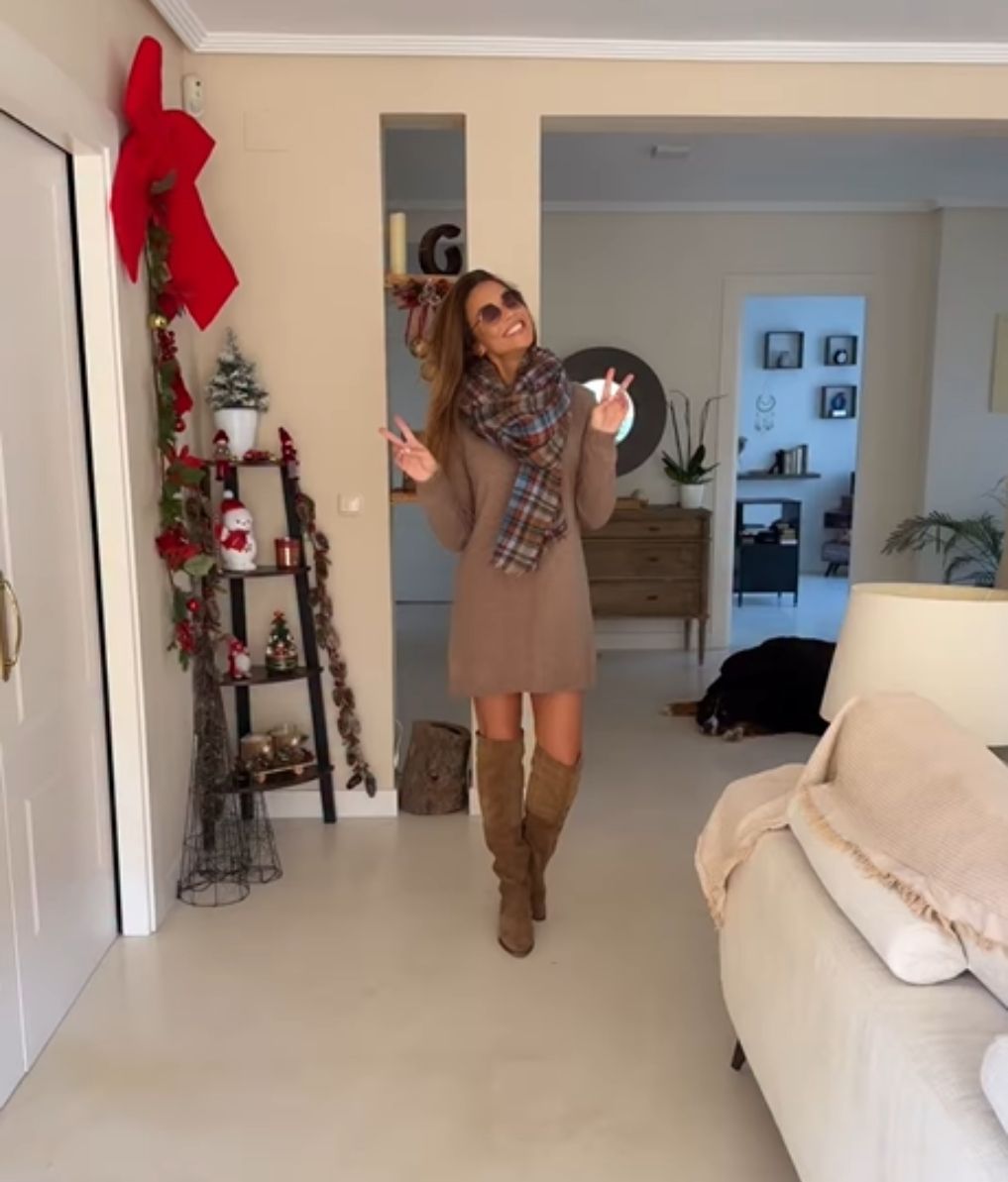 Lara Álvarez en el salón de su casa