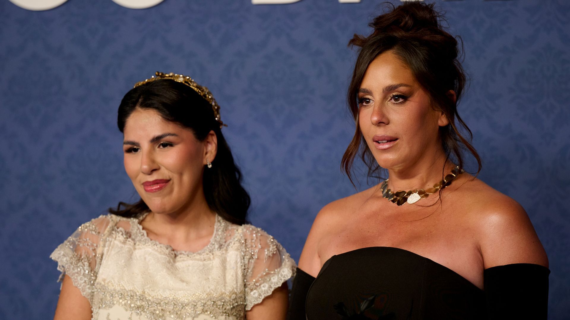 Los antagónicos looks de Anabel e Isa Pantoja en la premiere de 'Los Bridgerton'