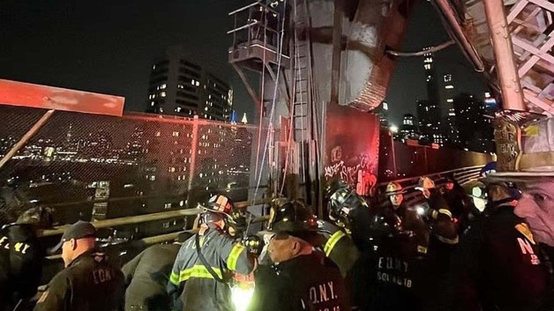 Los bomberos de Nueva York realizaron el rescate del joven que cayó en la profunda estructura del puente de Queensboro.