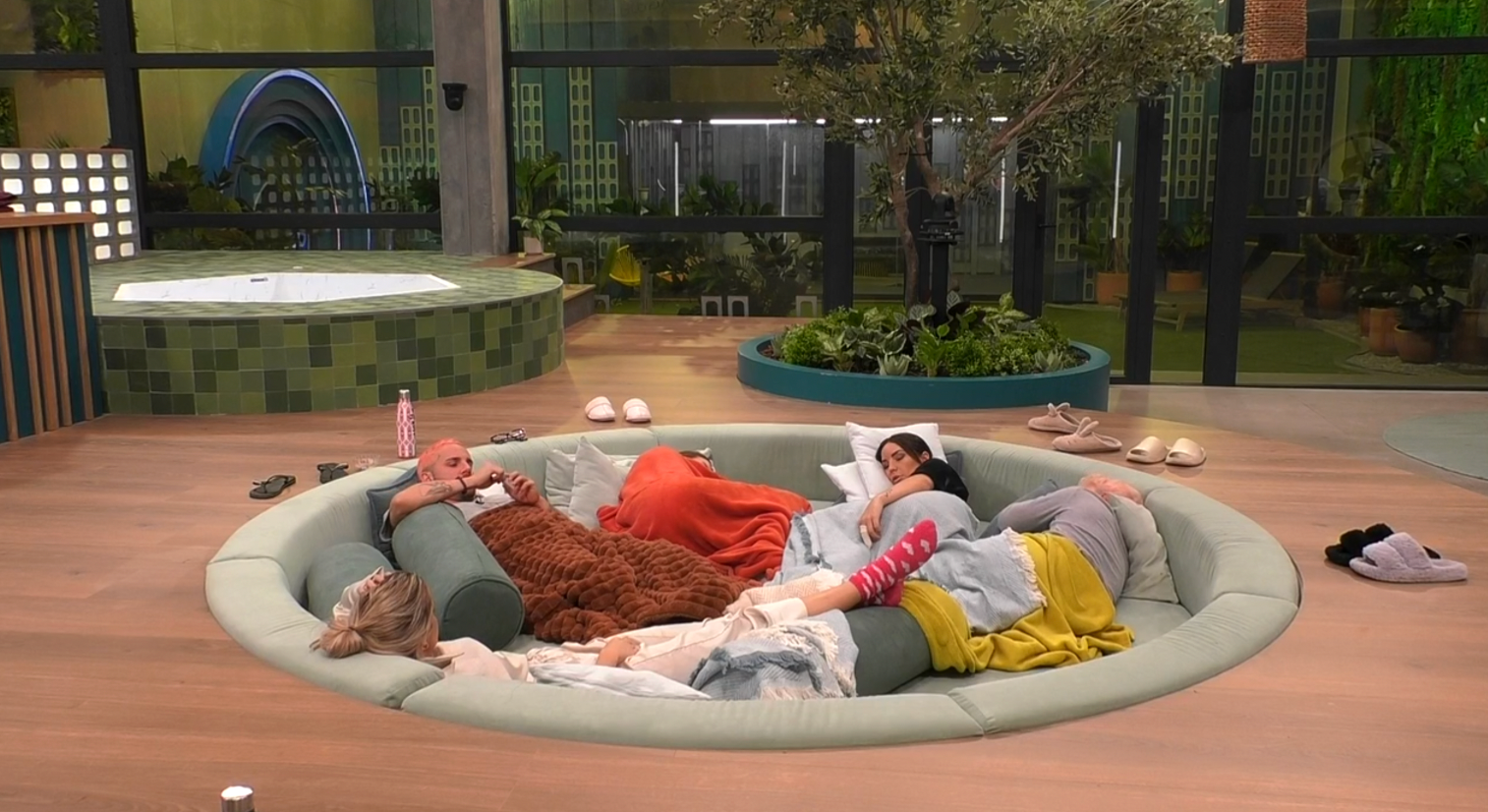 Los concursantes hablando de la hamburguesa