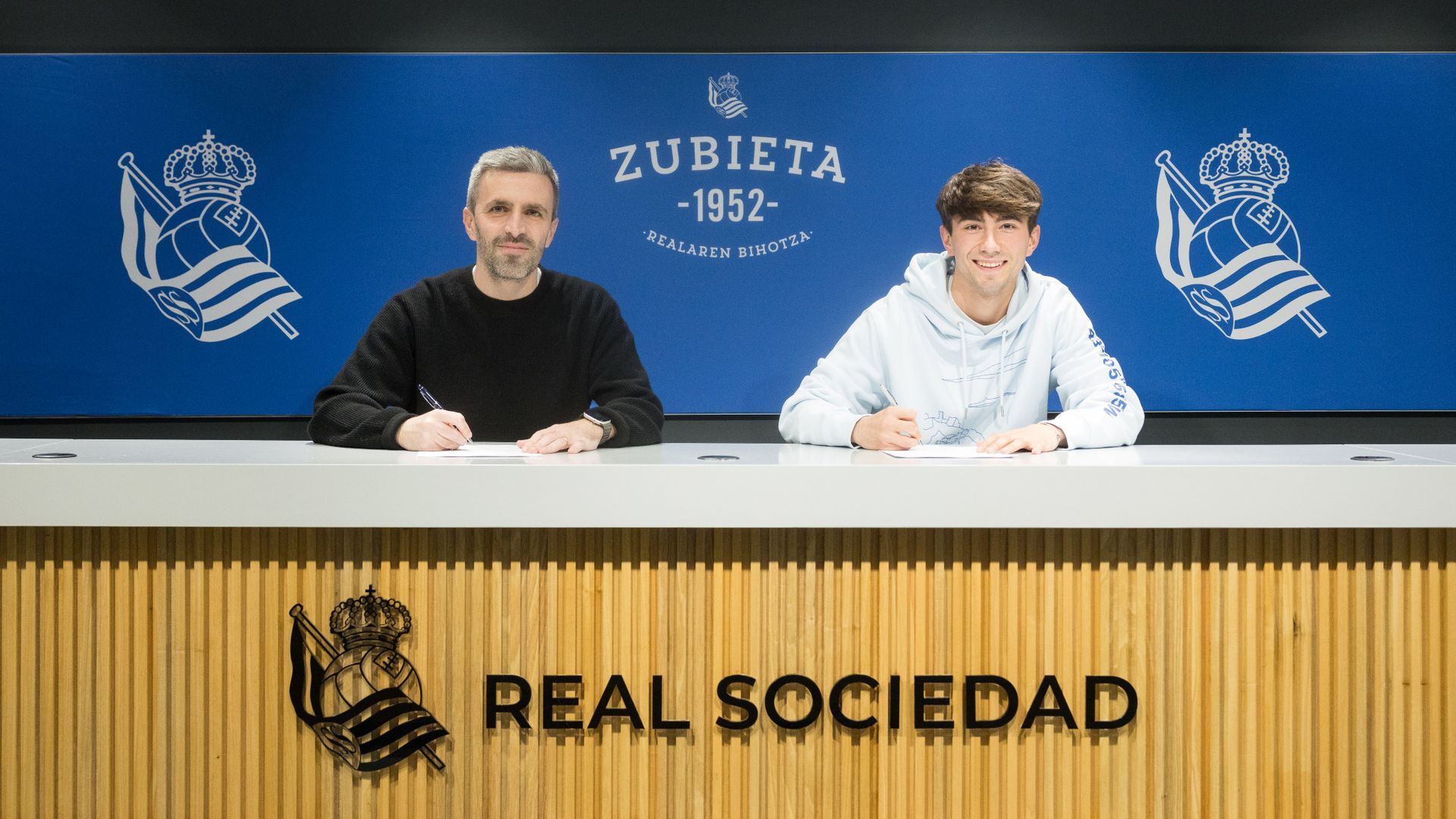 Mikel Rodríguez firma su nuevo contrato junto a Erik Bretos Mikel Rodríguez firma su nuevo contrato junto a Erik Bretos