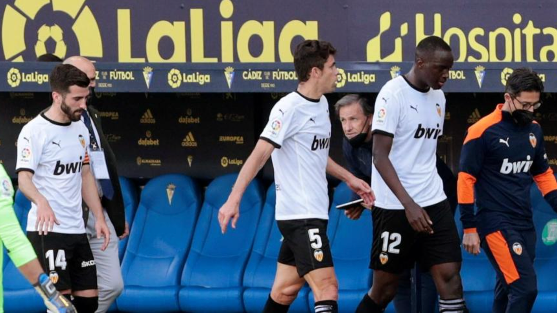 Mouctar Diakhaby abandona el Ramón de Carranza durante el Cádiz - Valencia