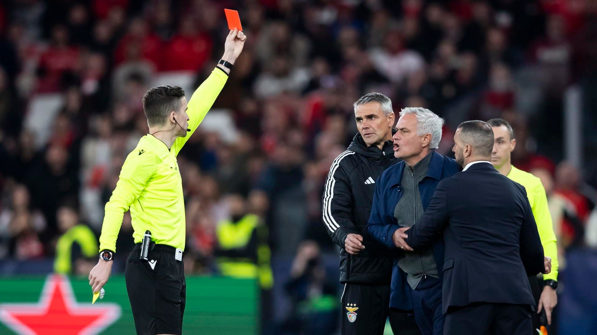 Mourinho en el momento de su expulsión