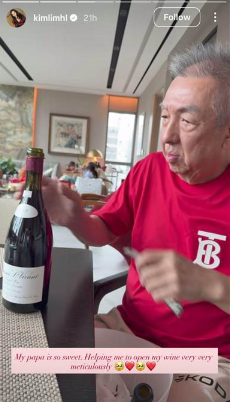 Peter Lim abre una botella de vino
