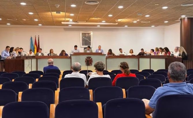 Un alcalde del PP, en Murcia, expulsa a un edil de Podemos, enfermo de cáncer al que acusa de usar su dolencia para no acudir al pleno