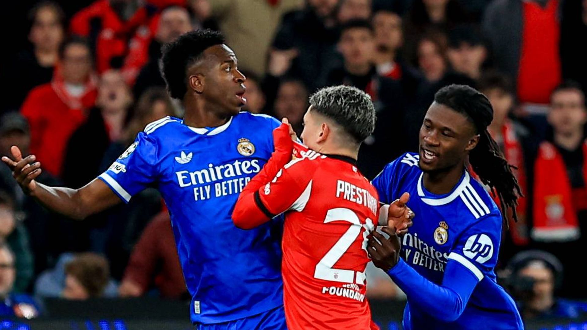 Prestianni junto a Vinicius