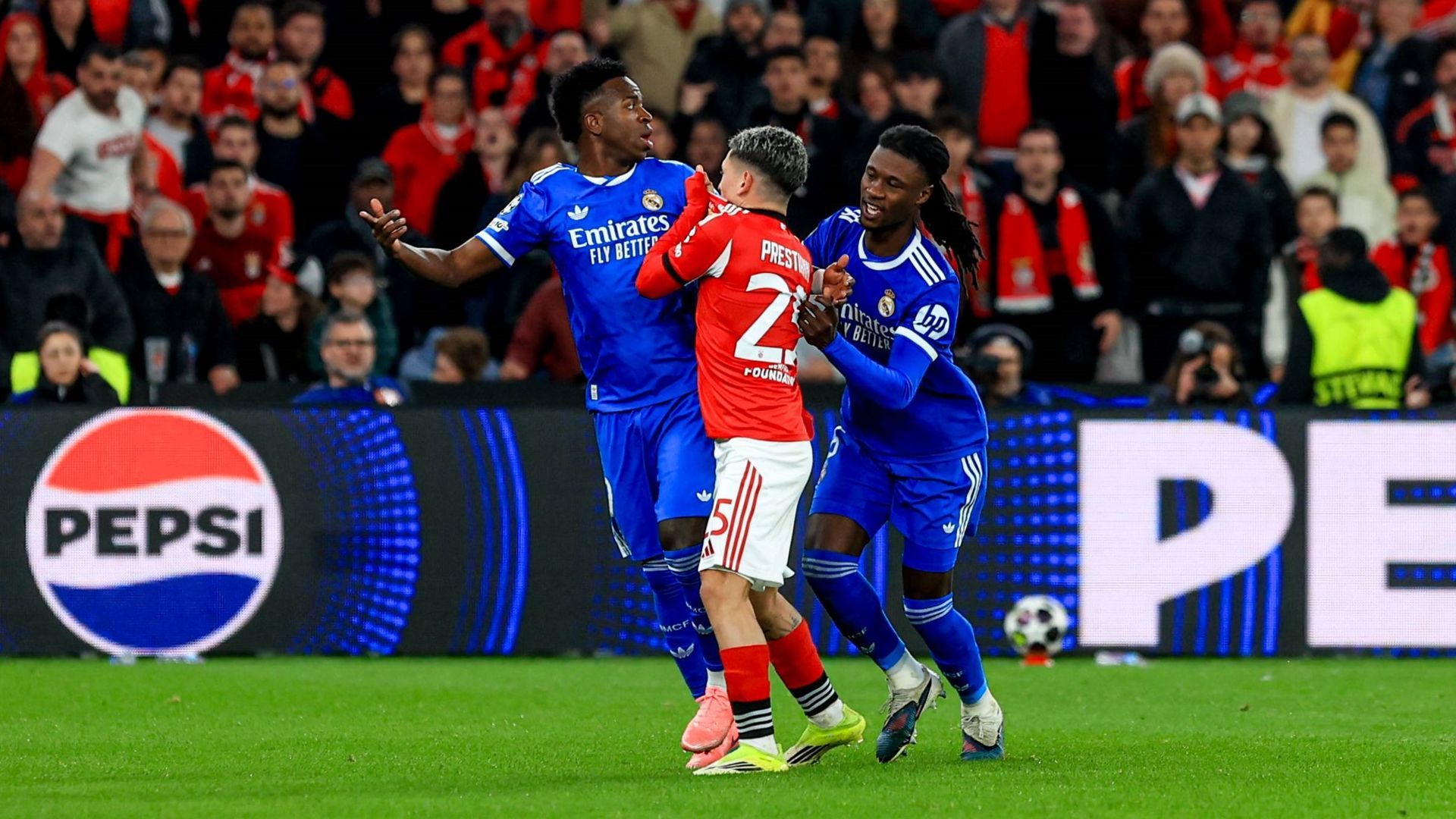 Prestianni se encara con Vinicius con la camiseta tapándose la boca Prestianni se encara con Vinicius con la camiseta tapándose la boca