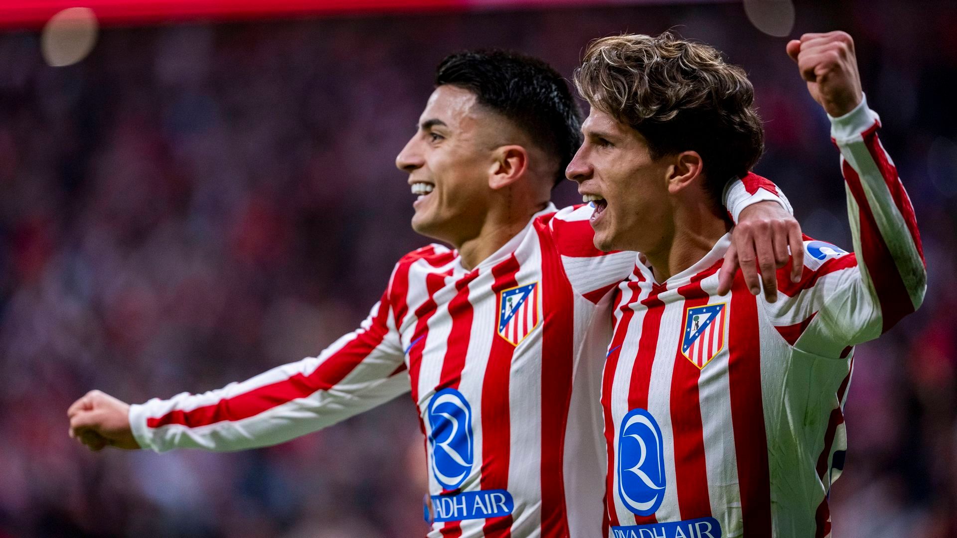 Thiago Almada y Giuliano Simeone en un partido del Atlético de Madrid