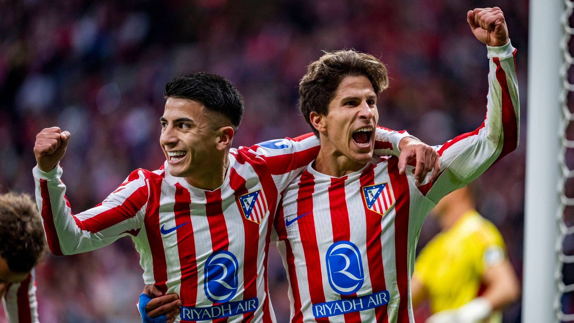 Thiago Almada y Giuliano Simeone en un partido del Atlético de Madrid
