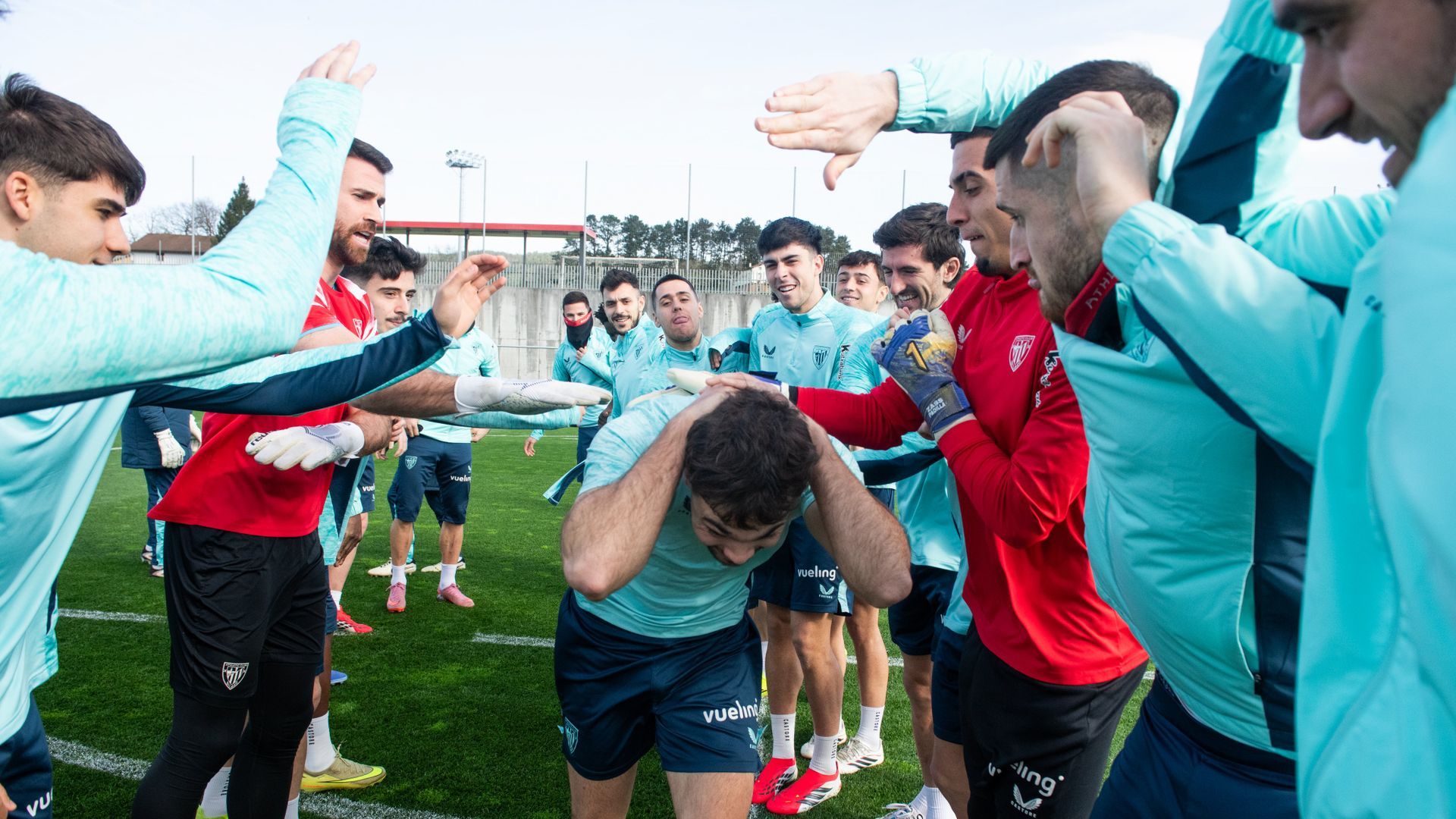 Unai Egiluz fue recibido con collejas en el entrenamiento de Lezama Unai Egiluz fue recibido con collejas en el entrenamiento de Lezama