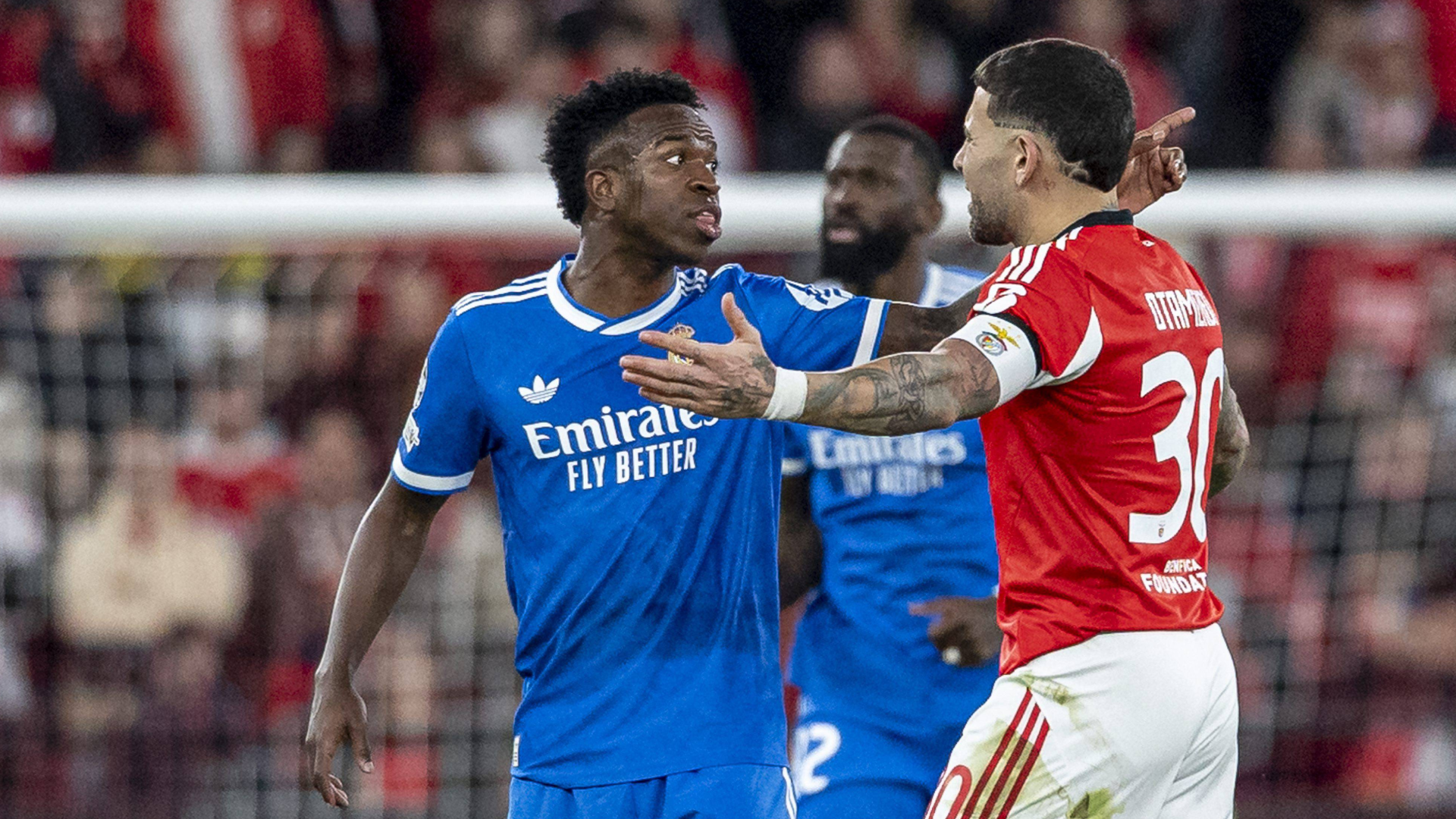 Vinicius, con Otamendi en el Benfica-Real Madrid