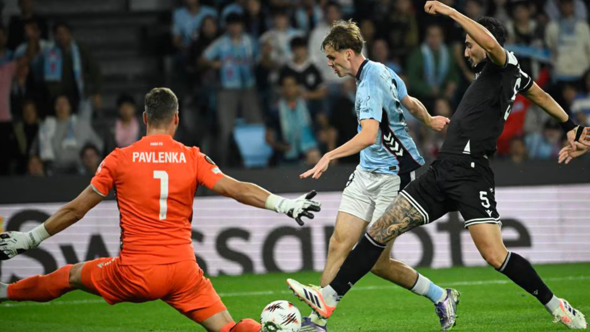 Williot Swedberg marcando gol al PAOK