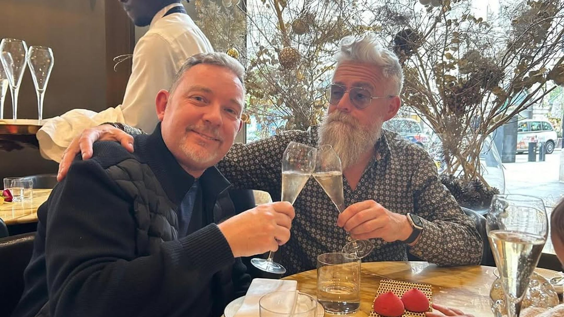 El chef Albert Adrià, del restaurante Enigma (2 estrellas Michelin), brindando con su maker de confianza, José Piñero