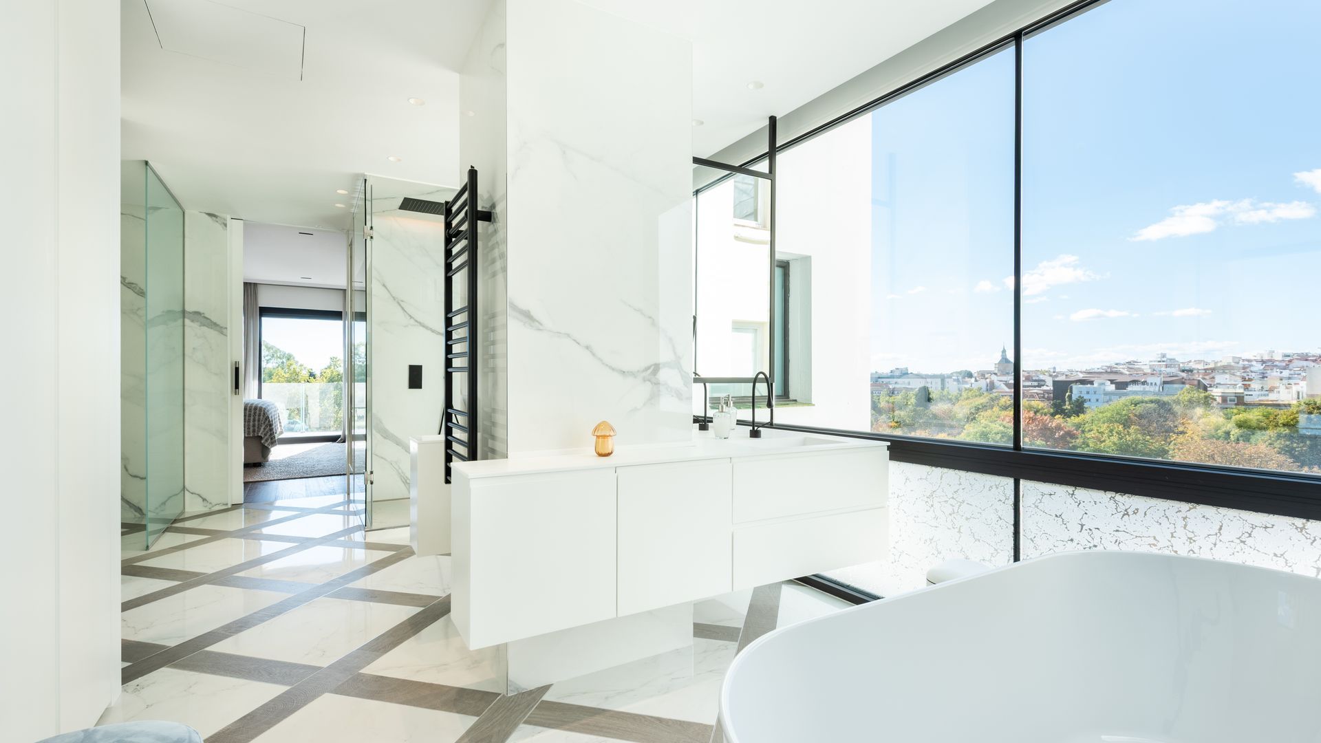 Baño del piso en venta más caro de Madrid