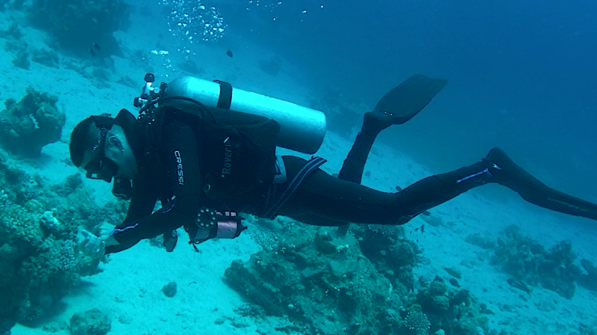 Adrián Palomino, durante una inmersión de buceo en Tailandia, donde trabajaba como buceador profesional