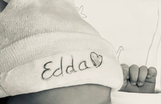 Carlos Santos presenta a su bebé