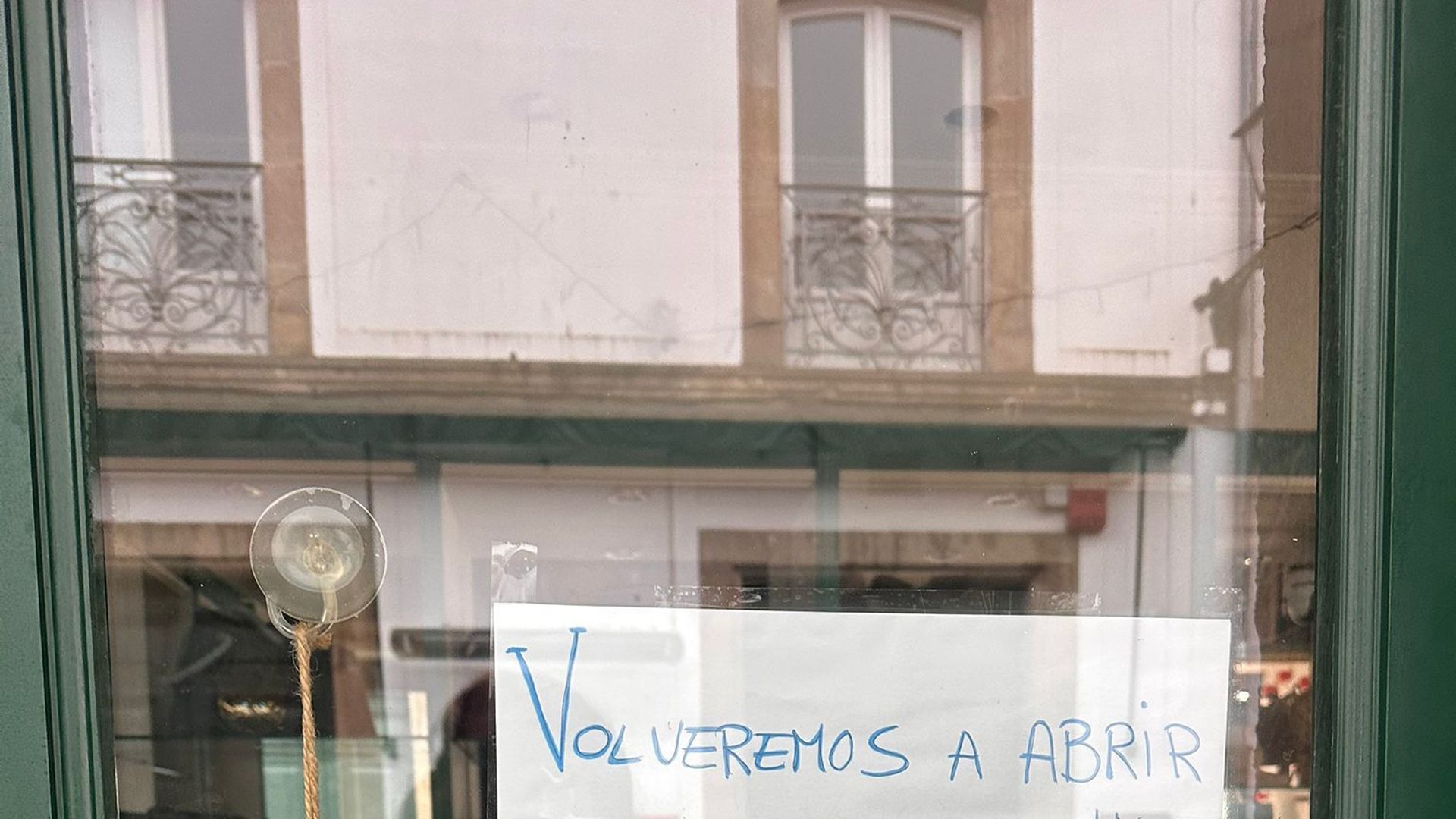 Cartel colocado en una tienda compostelana, por su dueña, harta de las lluvias Cartel colocado en una tienda compostelana, por su dueña, harta de las lluvias
