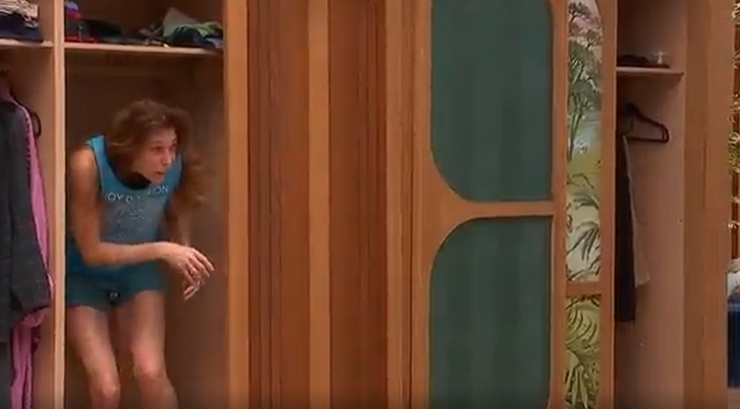 Cristina se cambia en el armario