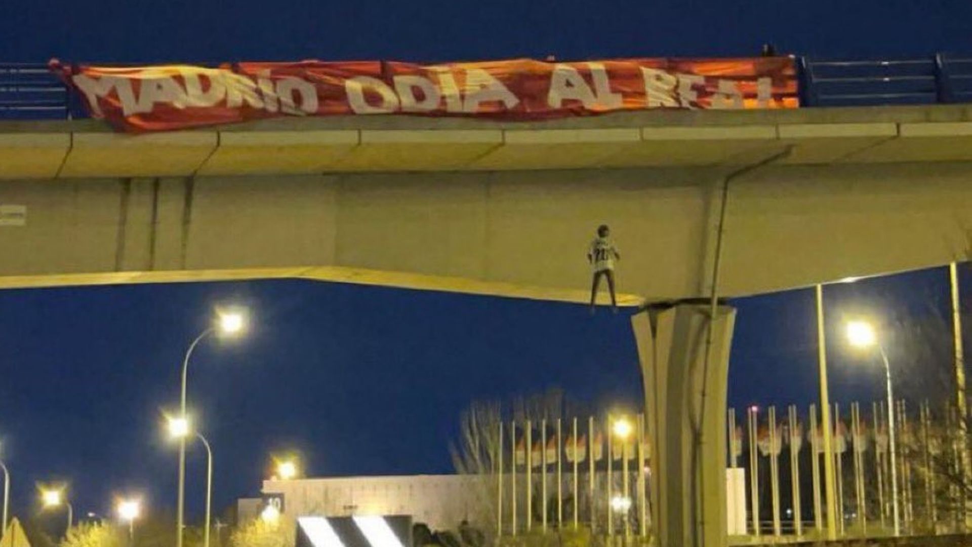 El muñeco de Vinicius colgado de un puente