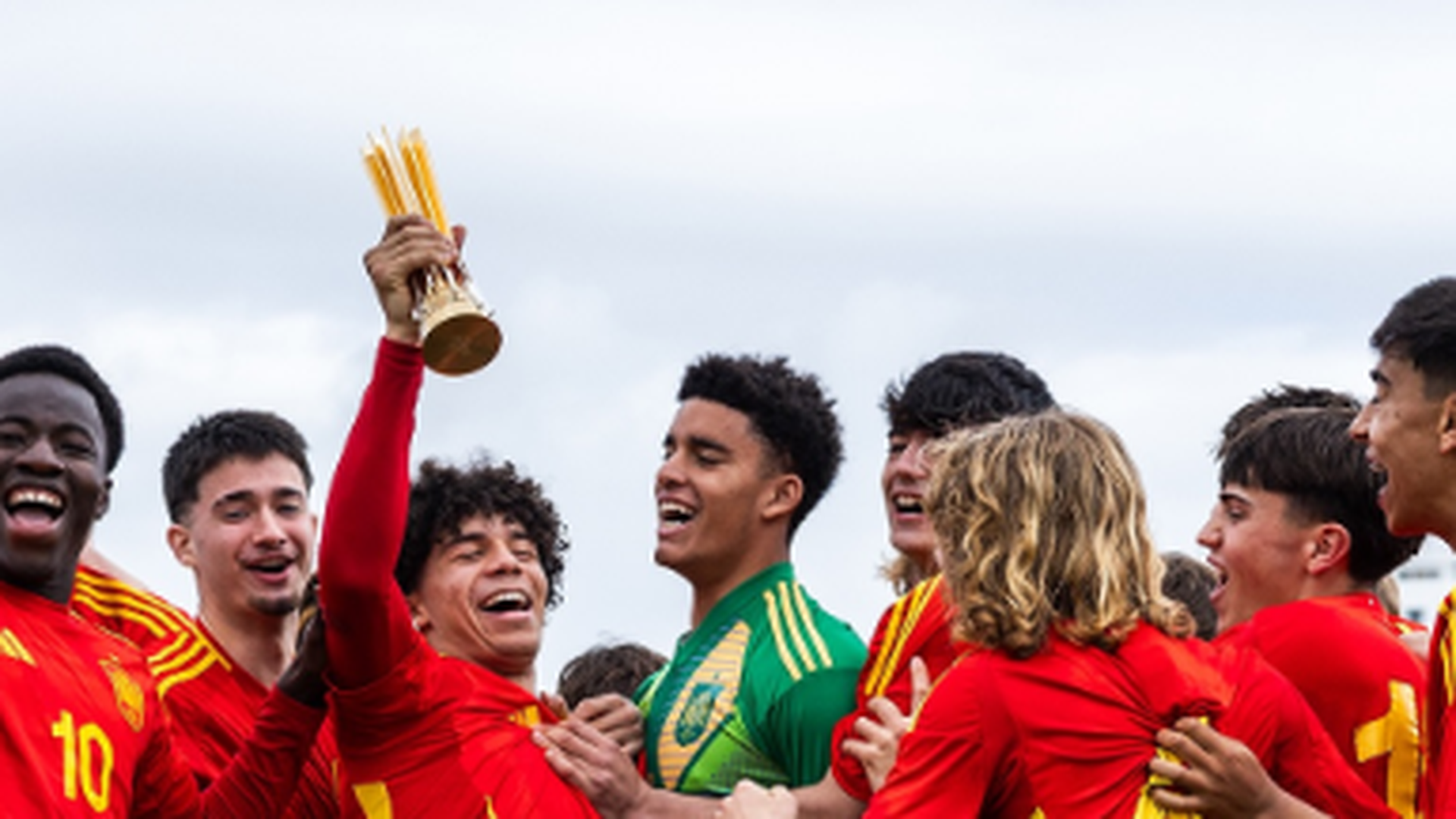 Enzo Alves levantando el trofeo de campeones con la Selección Española Sub-17 Enzo Alves levantando el trofeo de campeones con la Selección Española Sub-17