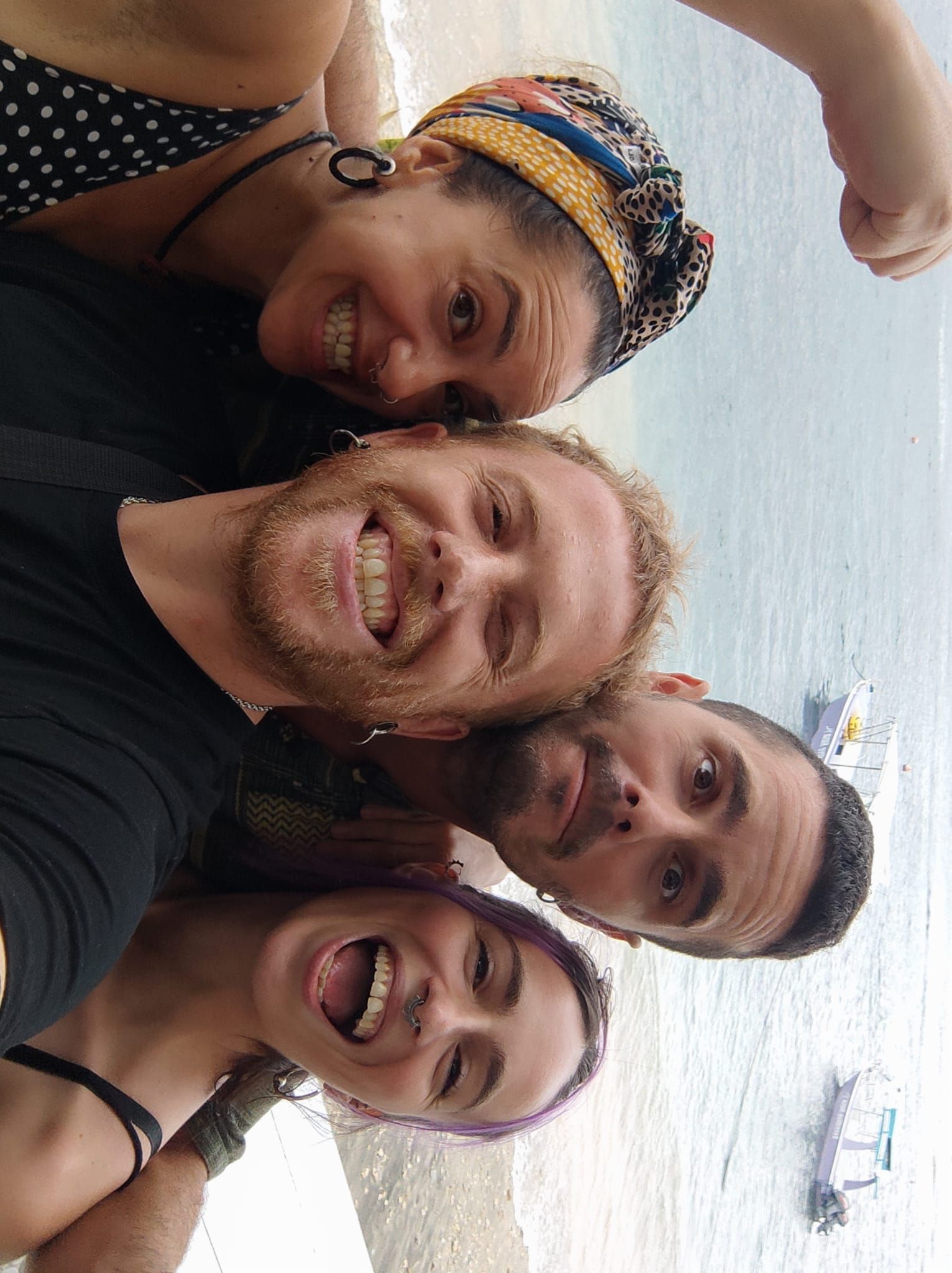 Adrián, junto con sus amigos y seres queridos