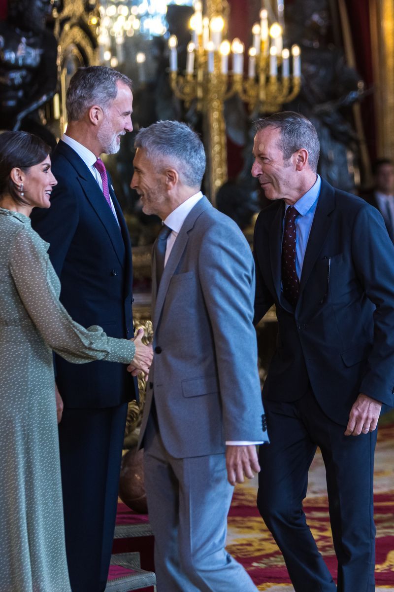 Fernando Grande-Marlaska y su marido, Gorka Arotz, saludan a los reyes Felipe VI y Letizia en 2022