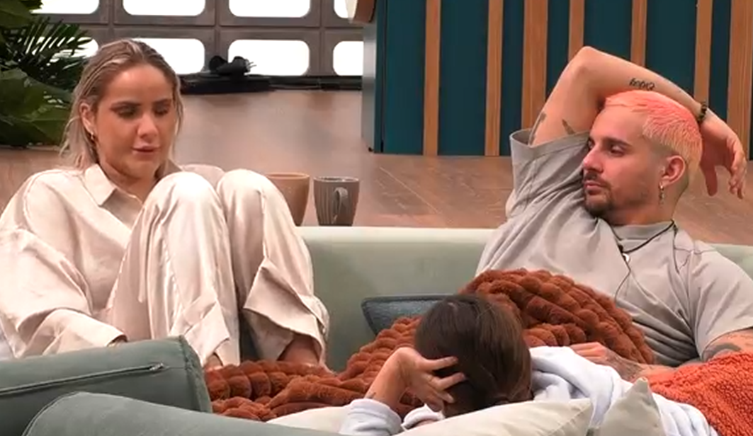 Gloria, al lado de su hermano Manuel