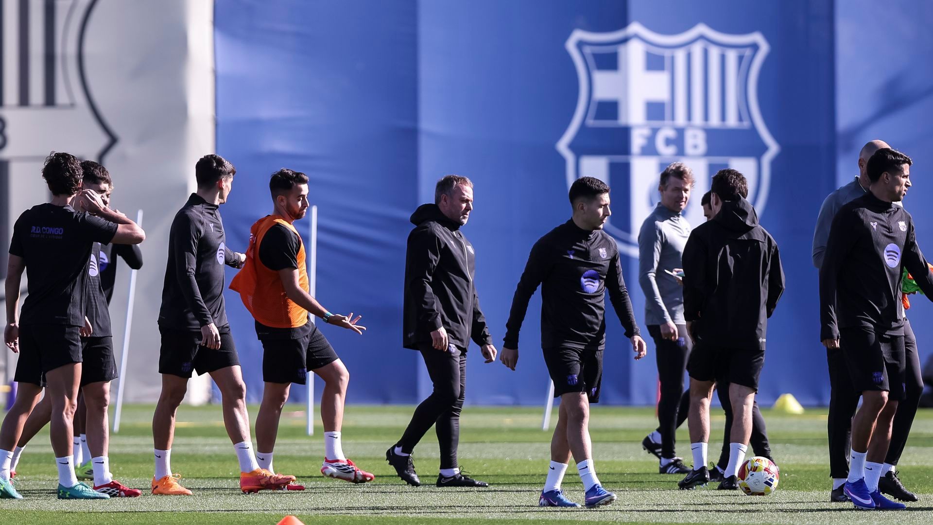 Hansi Flick durante un entrenamiento del Barcelona Hansi Flick durante un entrenamiento del Barcelona