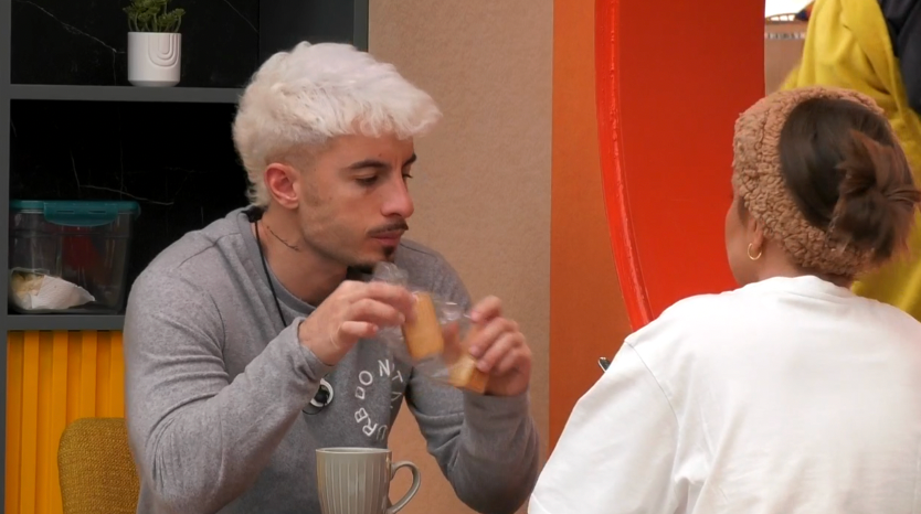 Juanpi y Sandra hablando con Carlos en la cocina