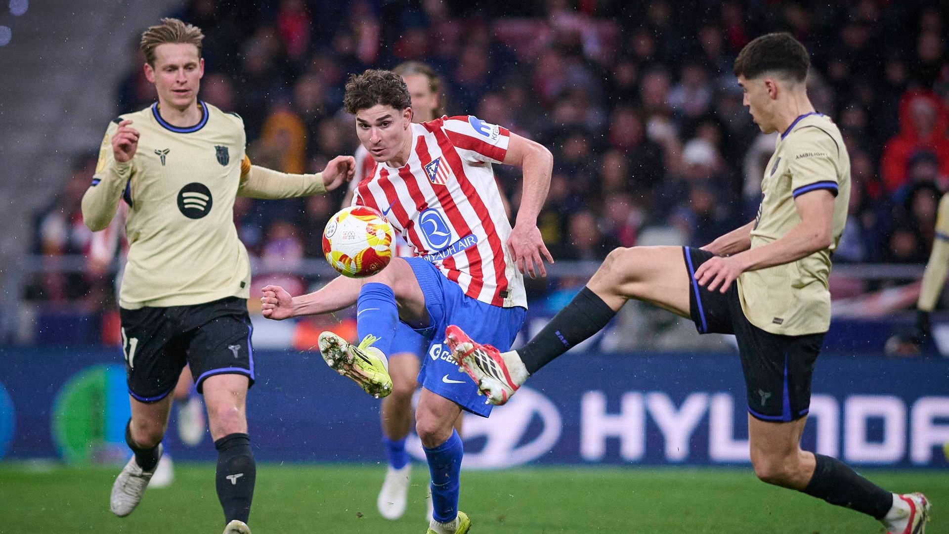 Julián Álvarez contra el Barcelona Julián Álvarez contra el Barcelona