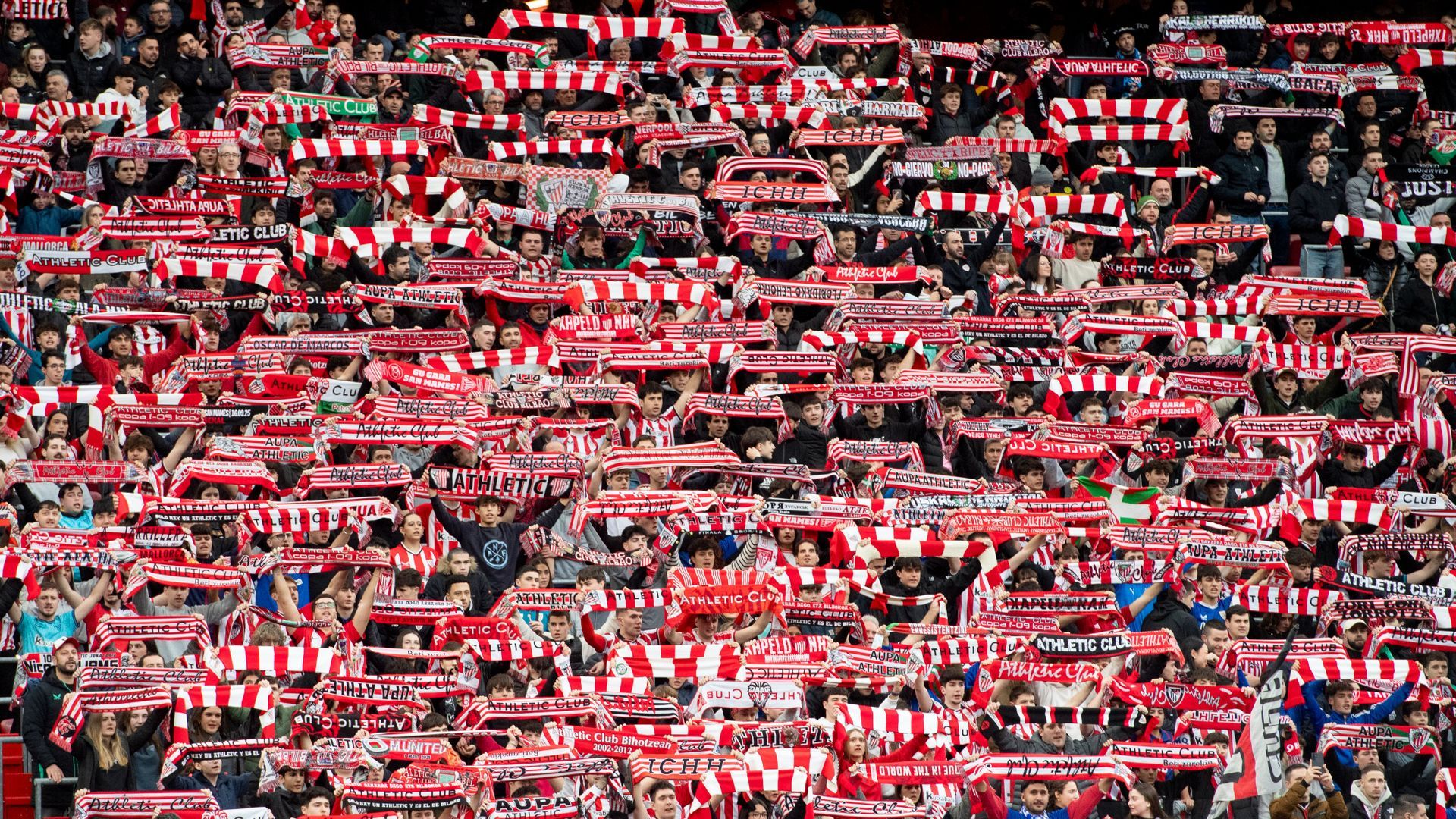 La afición rojiblanca volcada a tope en la grada de San Mamés La afición rojiblanca volcada a tope en la grada de San Mamés