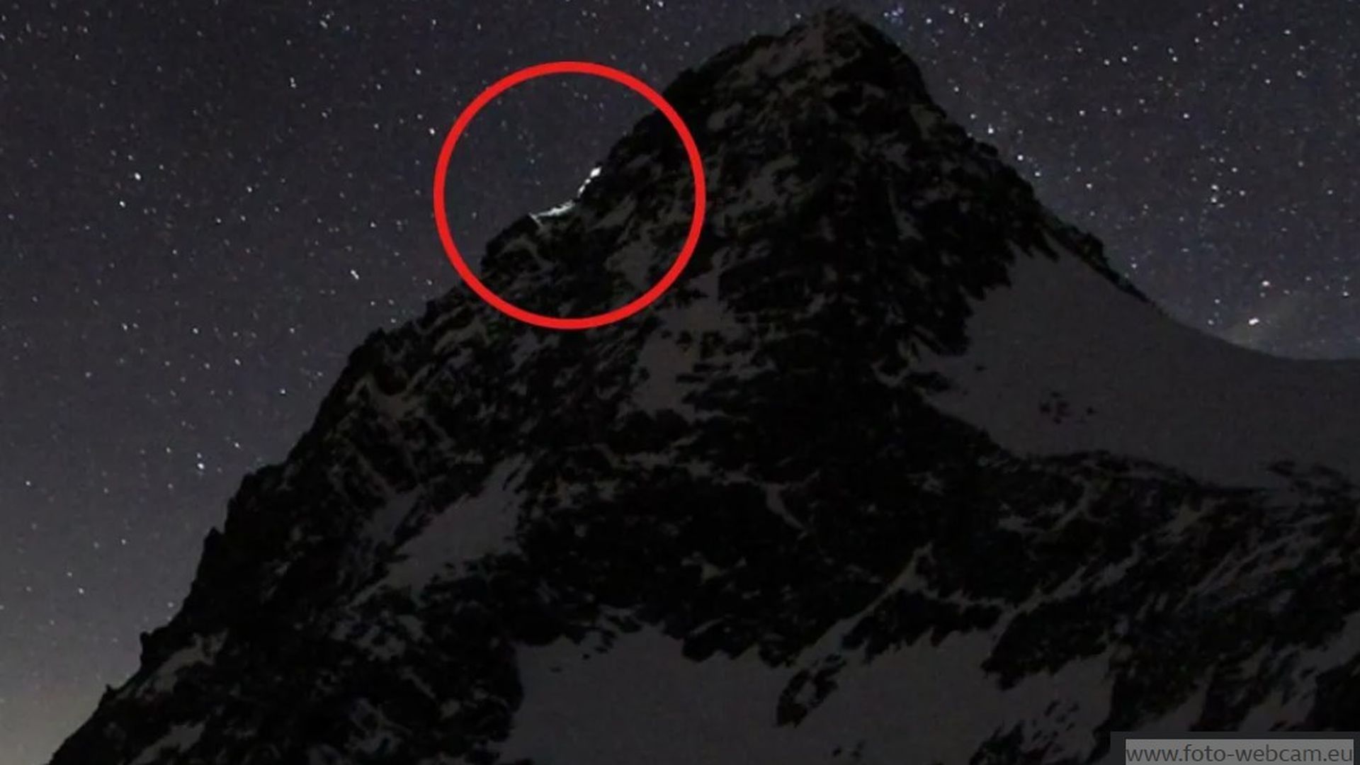 La imagen que muestra a la pareja escalando horas antes de la muerte de ella