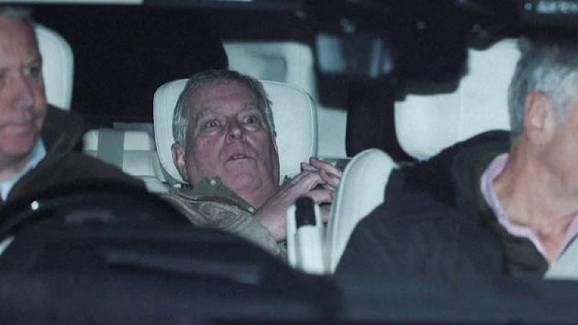 Las primeras imágenes del expríncipe Andrés tras salir de comisaría: 11 horas detenido por su relación con el caso Epstein