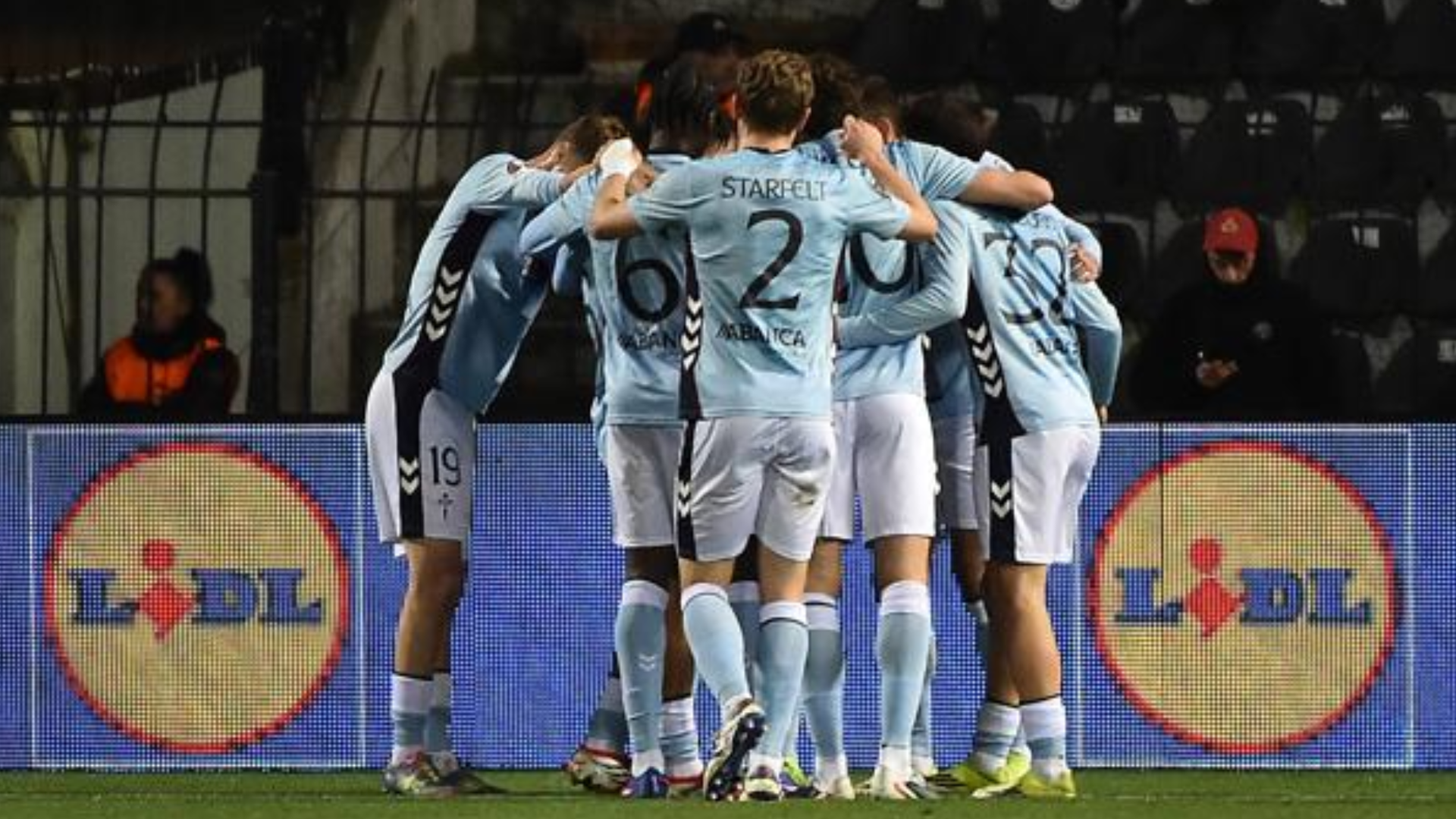 Los jugadores del Celta celebran un gol en el Toumba Stadium