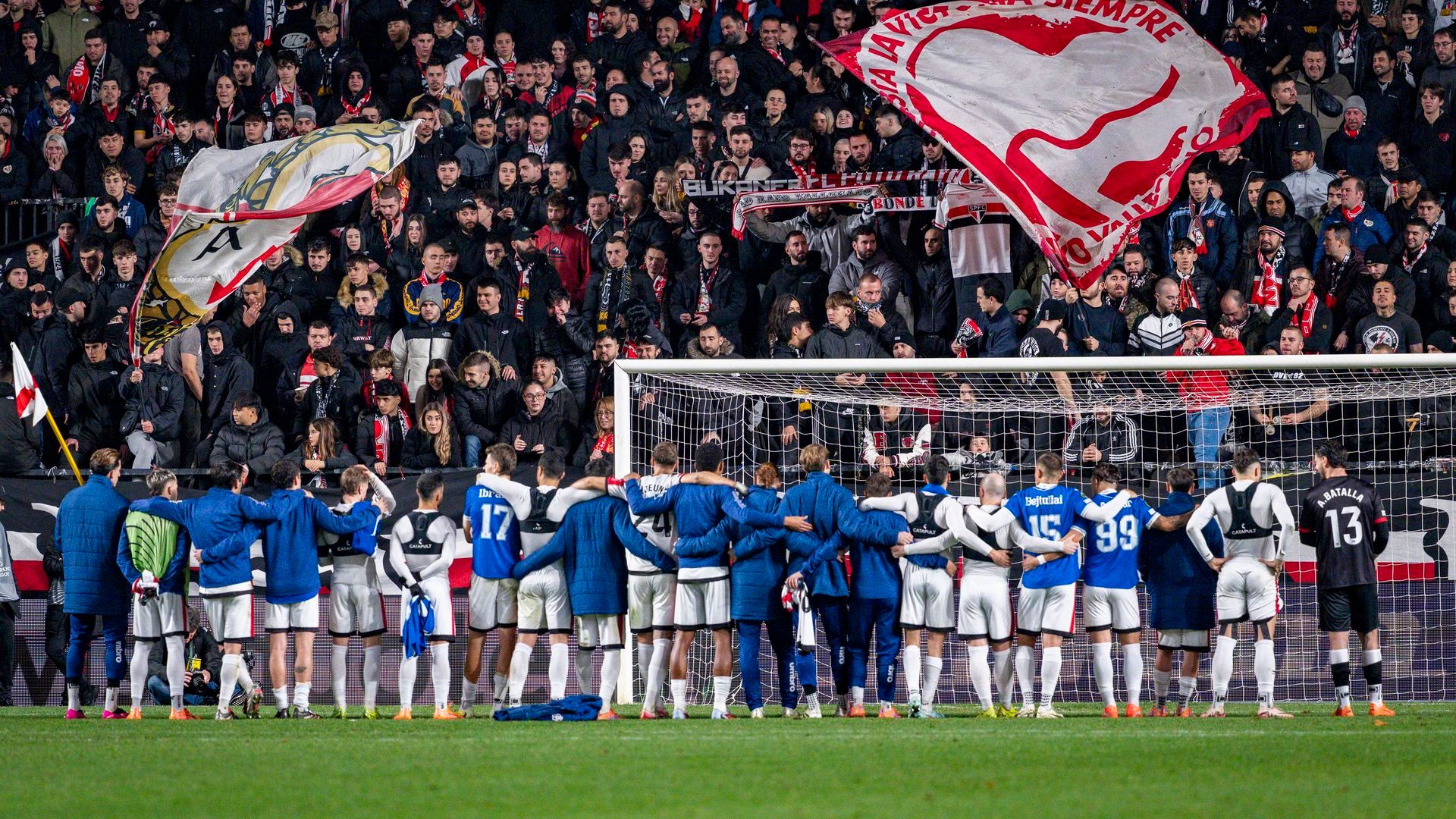 Los jugadores del Rayo celebrando con la afición Los jugadores del Rayo celebrando con la afición