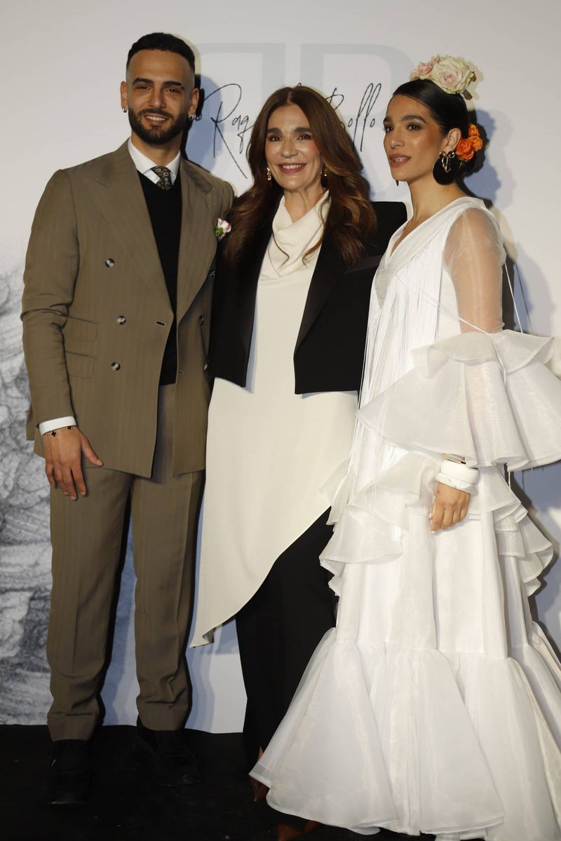 Manuel Cortés, con su madre, Raquel Bollo y su hermana Alma, en la presentación de la colección 'Soy libre'