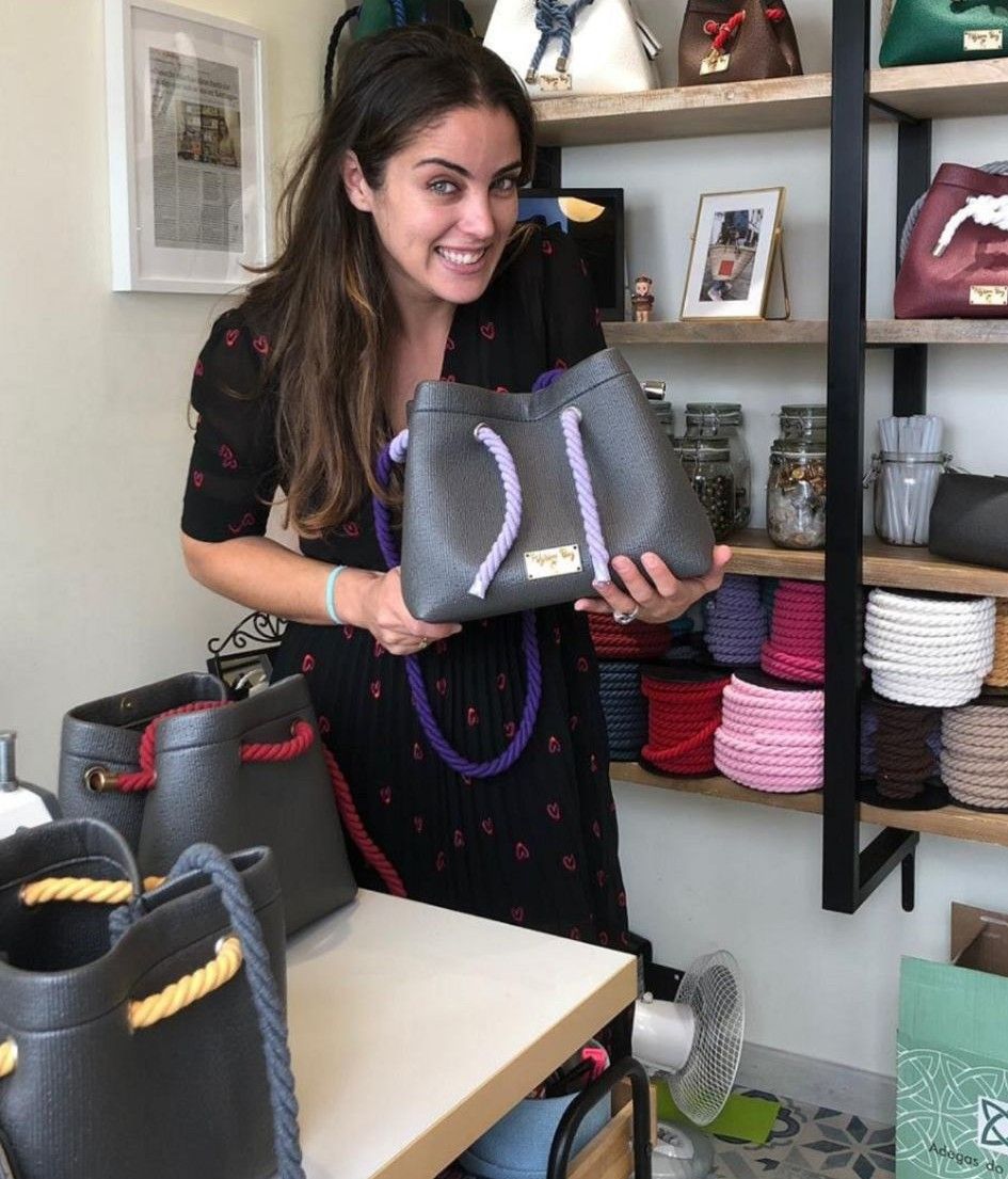Patricia Peiteado en su tienda compostelana, sonriendo cuando no llovía