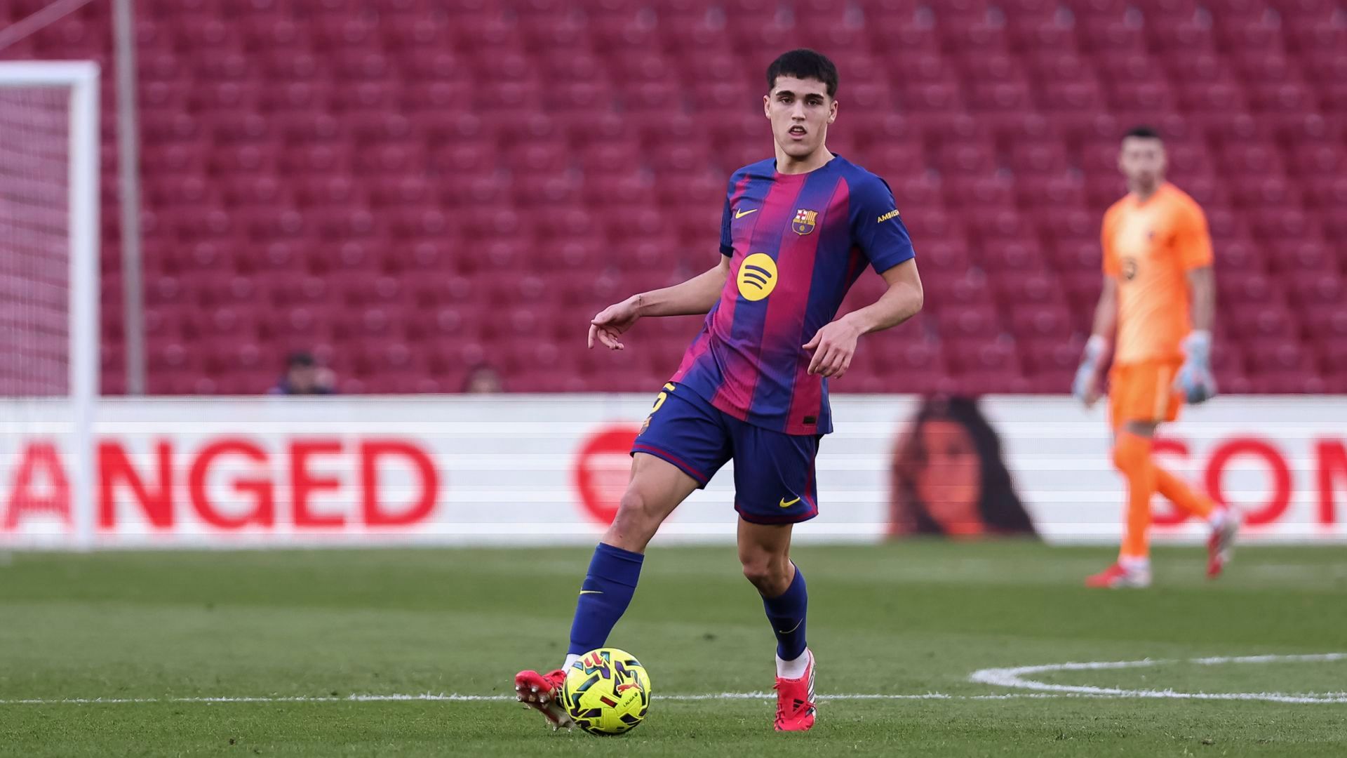 Pau Cubarsí jugando en el Camp Nou con el Gol Nord vacío en el fondo