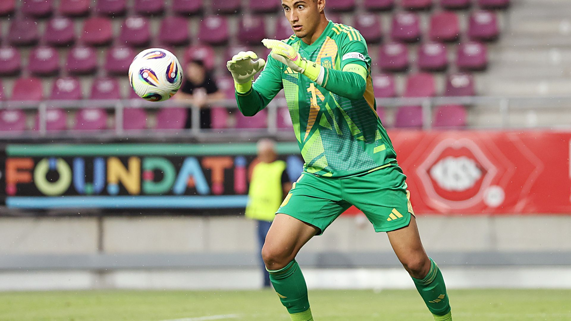 Raúl Jiménez renueva con el Valencia CF
