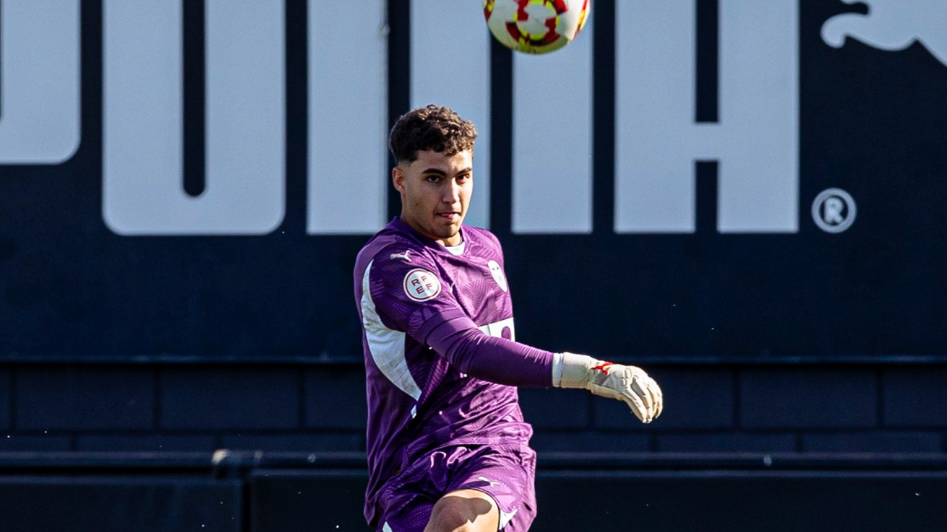 Raúl Jiménez renueva con el Valencia CF