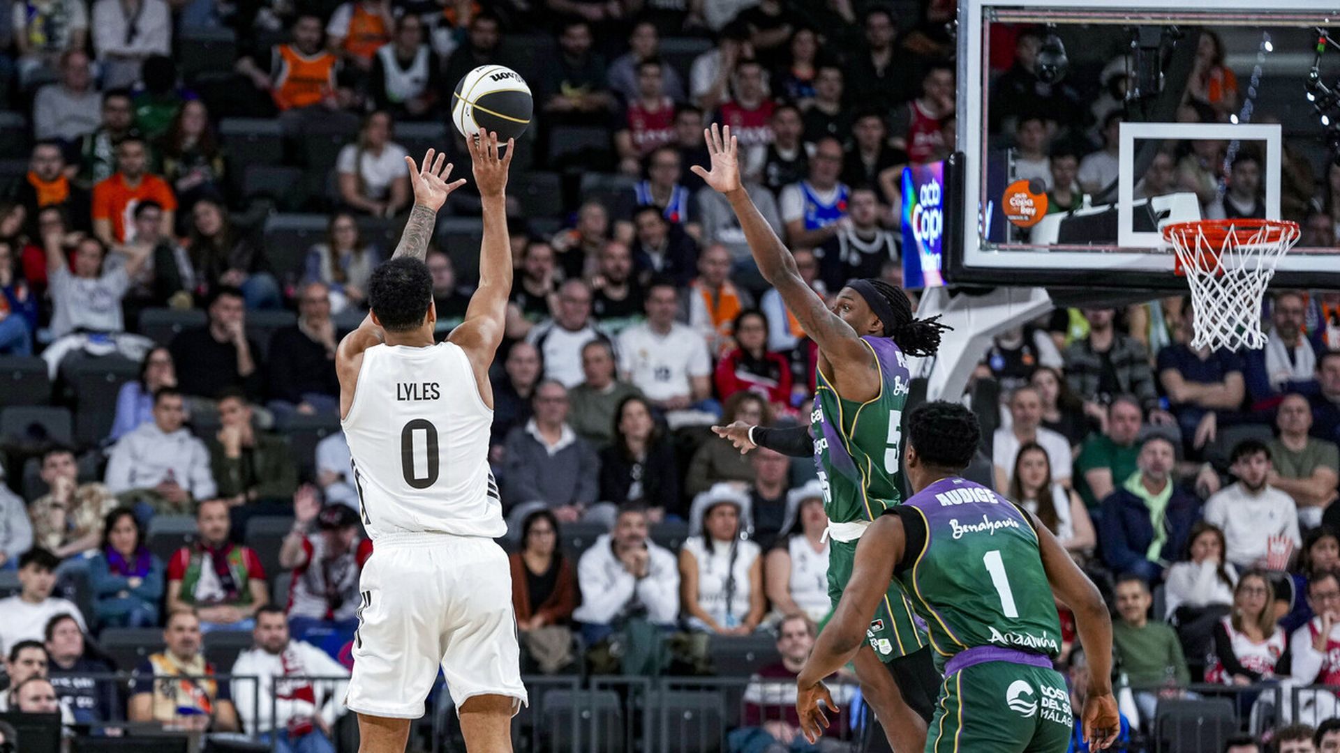 Real Madrid gana a Unicaja y se enfrentará en semifinales de la Copa al Valencia Basket Real Madrid gana a Unicaja y se enfrentará en semifinales de la Copa al Valencia Basket