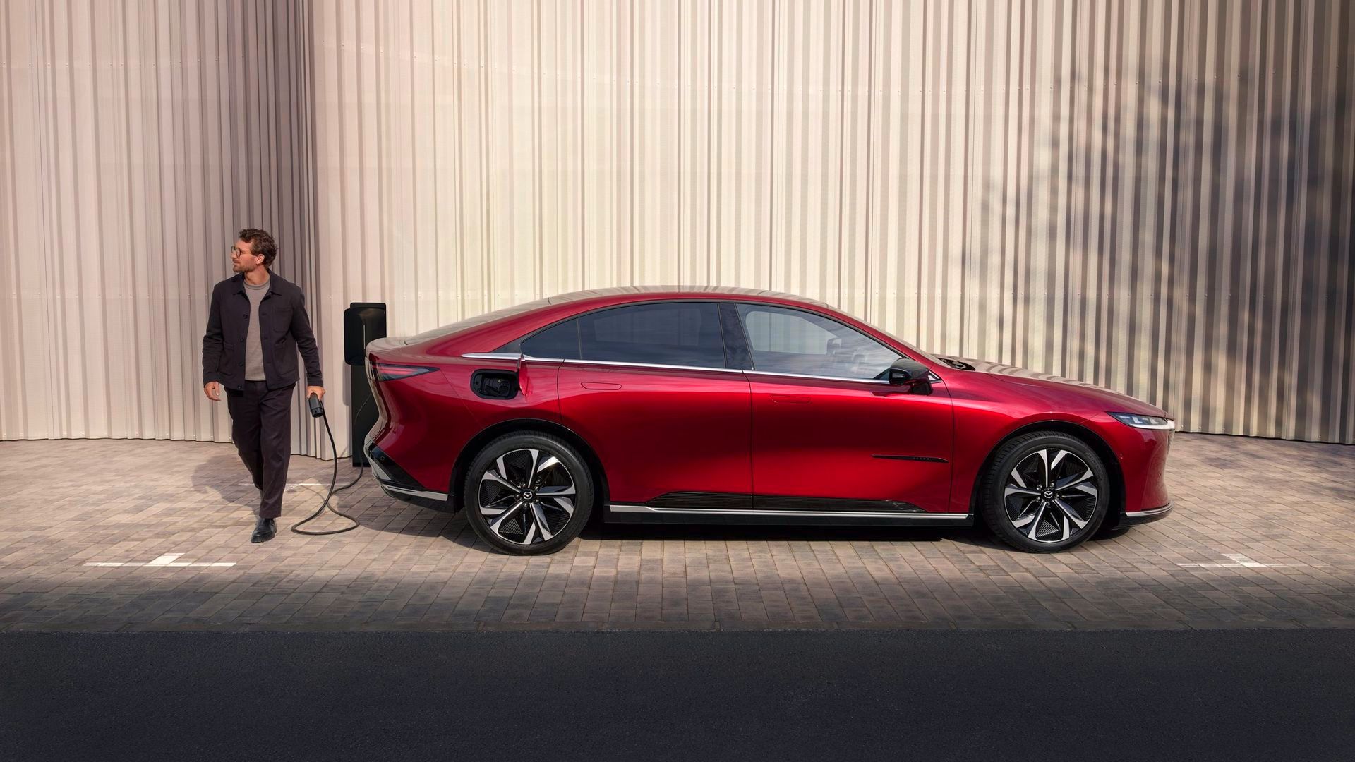 Un usuario cargando su Mazda 6e