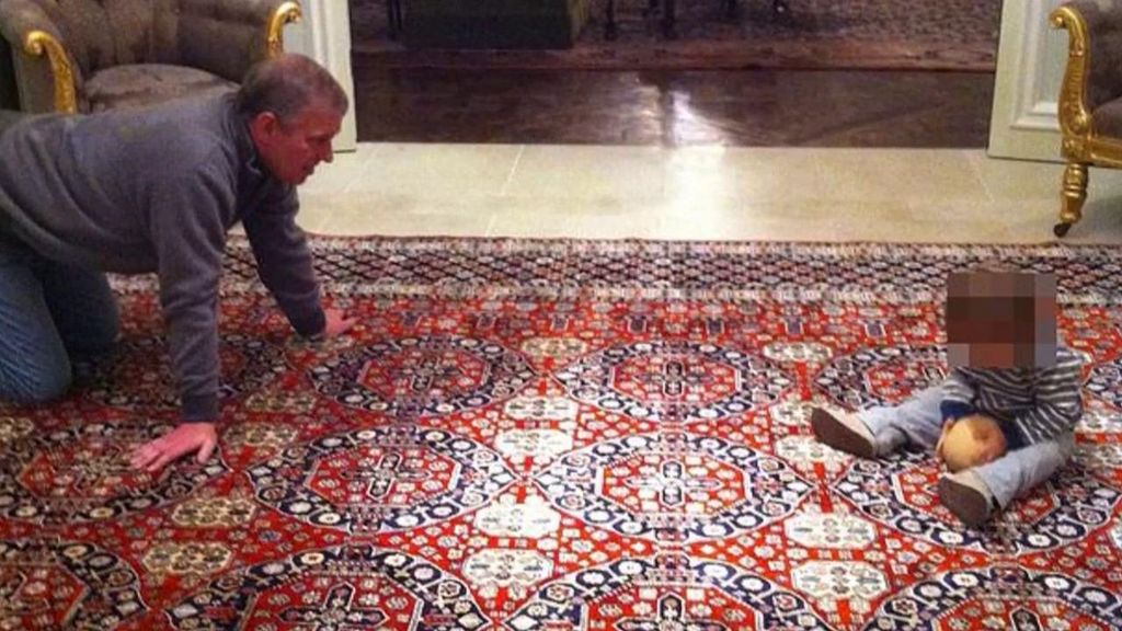 Las inquietantes fotografías del expríncipe Andrés jugando con un niño y una pelota que simula un pecho