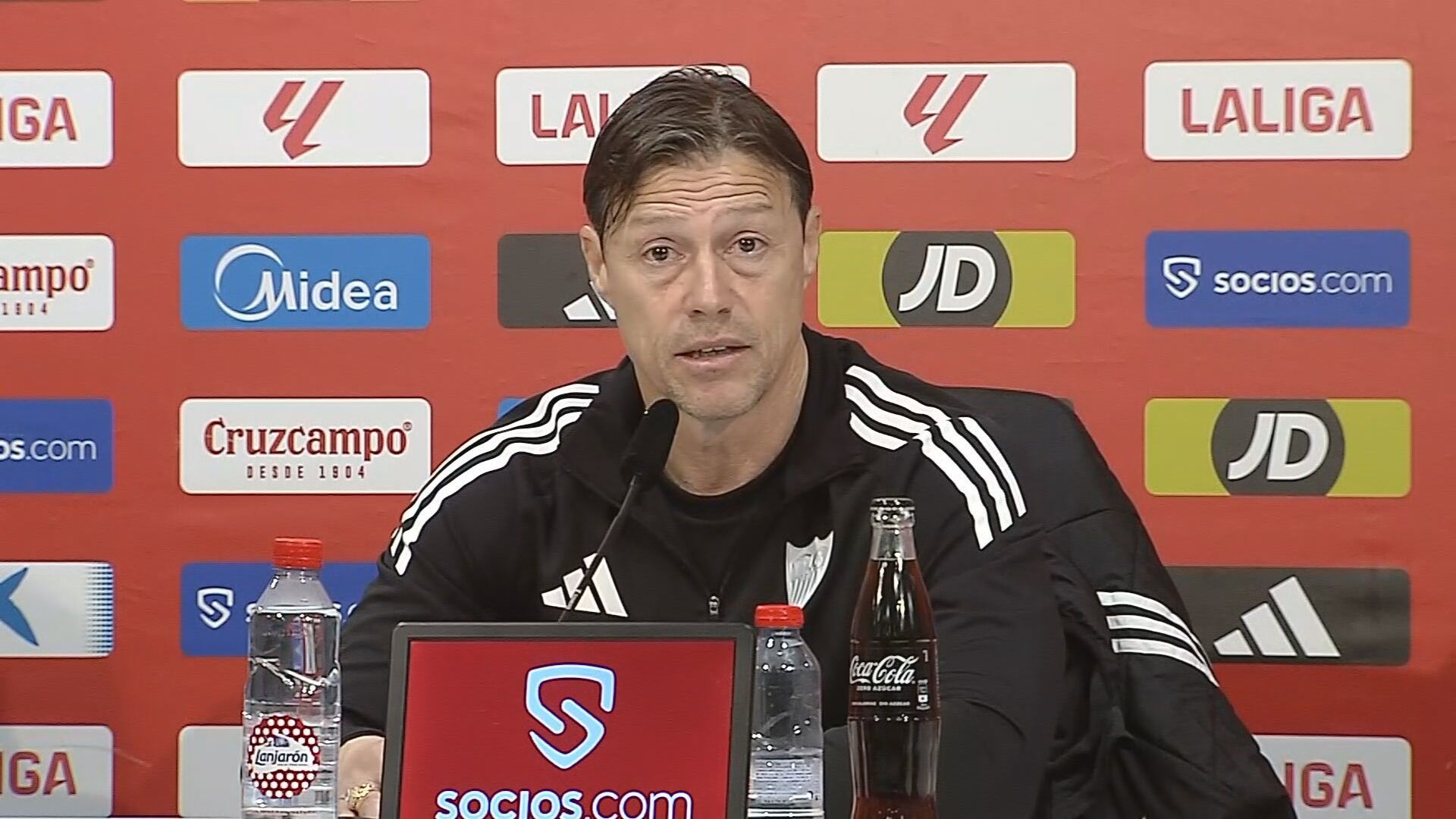 Almeyda en una rueda de prensa con el Sevilla