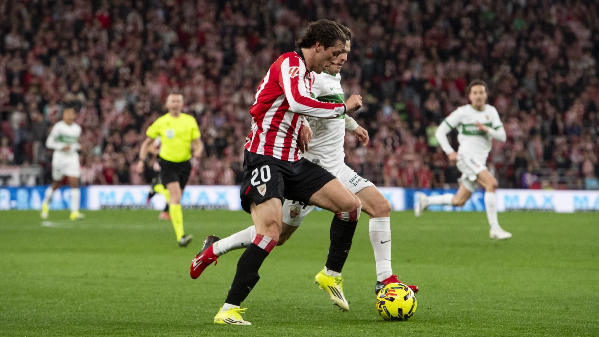 Ataque del bermeano Unai Gómez ante el Elche CF en San Mamés