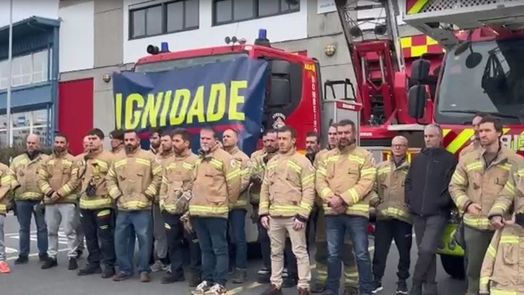 Bomberos de Ferrol se concentran como protesta por la falta de recursos y en apoyo a su compañero herido