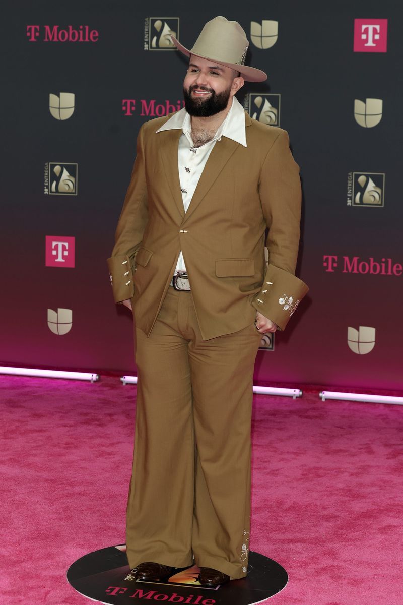 Carin León, en la alfombra roja de los Premios Lo Nuestro 2026