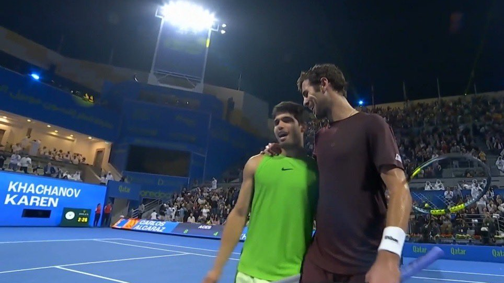 Carlos Alcaraz y Karen Khachanov en el momento de la pregunta en la red Carlos Alcaraz y Karen Khachanov en el momento de la pregunta en la red